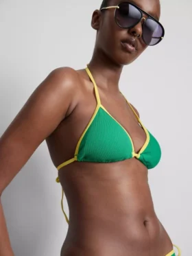 Kırışık kontrastlı üçgen bikini üstü