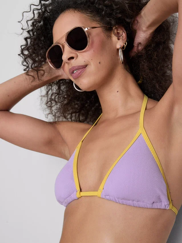 Kırışık kontrastlı üçgen bikini üstü Kırışık kontrastlı üçgen bikini üstü