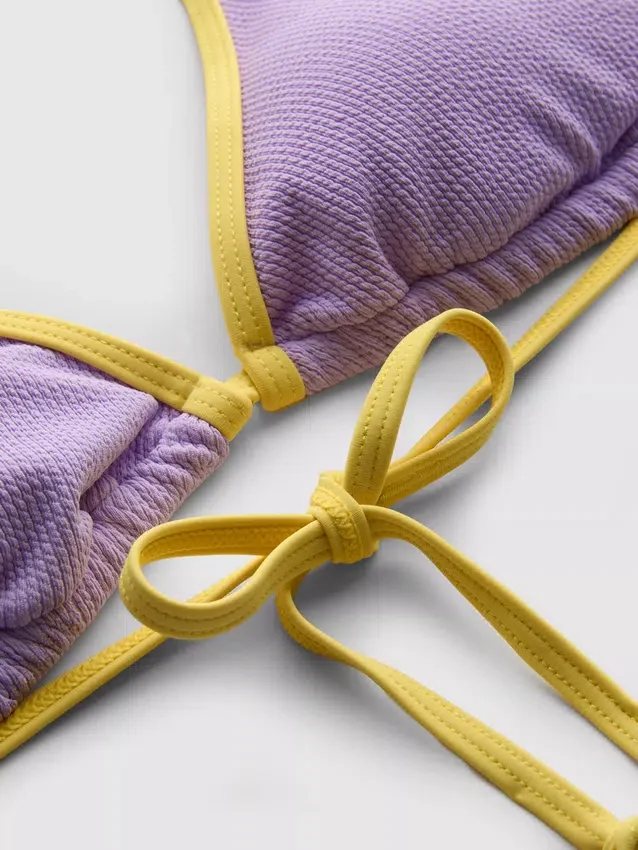 Kırışık kontrastlı üçgen bikini üstü Kırışık kontrastlı üçgen bikini üstü