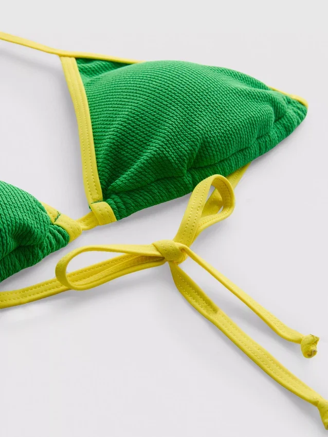 Kırışık kontrastlı üçgen bikini üstü Kırışık kontrastlı üçgen bikini üstü