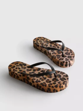 Leopar desenli flatform parmak arası terlik Leopar desenli flatform parmak arası terlik