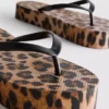 Leopar desenli flatform parmak arası terlik