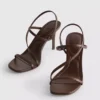Neredeyse topuksuz sandaletler