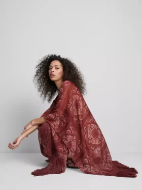 Paisley desenli püsküllü pelerin Paisley desenli püsküllü pelerin