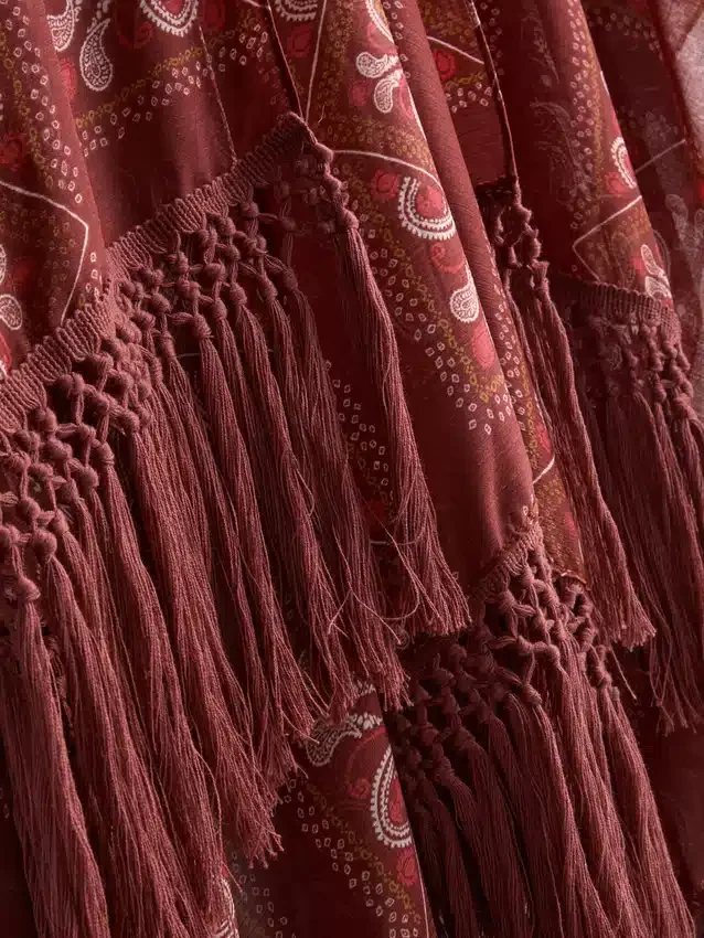 Paisley desenli püsküllü pelerin Paisley desenli püsküllü pelerin
