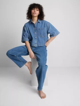Pamuklu denim kısa kesim kutu kesim gömlek
