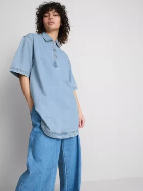 Pamuklu denim yakalı mini düz kesim elbise Pamuklu denim yakalı mini düz kesim elbise