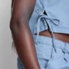 Pamuklu denim, yan bağcıklı tişört Pamuklu denim, yan bağcıklı tişört
