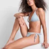 Papatya süslemeli gingham üçgen bikini üstü Papatya süslemeli gingham üçgen bikini üstü