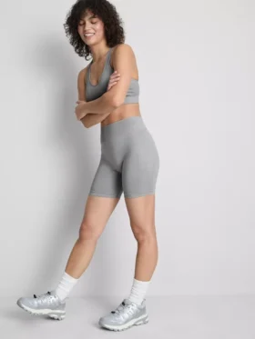 Parlak, dikişsiz spor şortlar