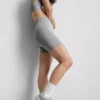 Parlak, dikişsiz spor şortlar Parlak, dikişsiz spor şortlar