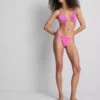 Parıltılı fırfırlı üçgen bikini üstü