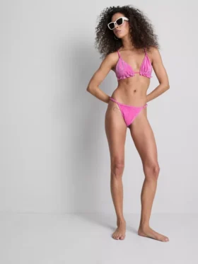 Parıltılı fırfırlı üçgen bikini üstü