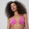 Parıltılı fırfırlı üçgen bikini üstü