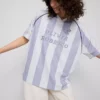 Primark sahnesi | Olivia Rodrigo çizgili futbol forması Primark sahnesi | Olivia Rodrigo çizgili futbol forması