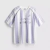 Primark sahnesi | Olivia Rodrigo çizgili futbol forması Primark sahnesi | Olivia Rodrigo çizgili futbol forması