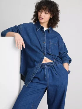 Rahat kesim pamuklu denim düğmeli gömlek