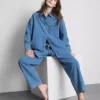 Rahat kesim pamuklu denim düğmeli gömlek Rahat kesim pamuklu denim düğmeli gömlek