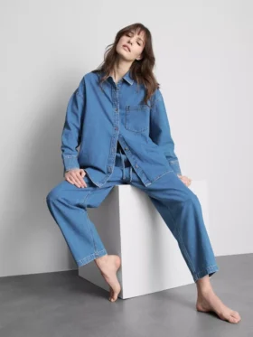 Rahat kesim pamuklu denim düğmeli gömlek
