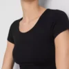 Süper yumuşak, yuvarlak yakalı kısa üst