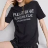 “The Devil Wears Prada” sloganlı kısa pijama “The Devil Wears Prada” sloganlı kısa pijama