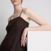 The Edit keten karışımlı katlı midi elbise The Edit keten karışımlı katlı midi elbise