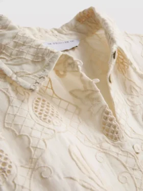 The Edit markalı, etek ucu kavisli broderie gömlek