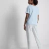 Tişört ve çizgili pijama altları Tişört ve çizgili pijama altları