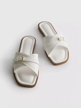 Toka detaylı mule sandaletler