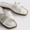 Toka detaylı mule sandaletler