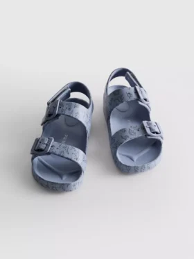 Toka kayışlı sandaletler