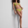 Yanları bağcıklı, nakışlı bikini altları Yanları bağcıklı, nakışlı bikini altları