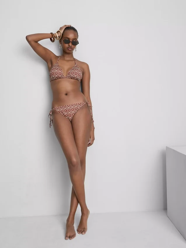 Yanları bağlamalı üçgen bikini takımı Yanları bağlamalı üçgen bikini takımı