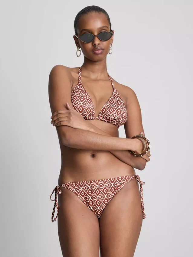 Yanları bağlamalı üçgen bikini takımı Yanları bağlamalı üçgen bikini takımı