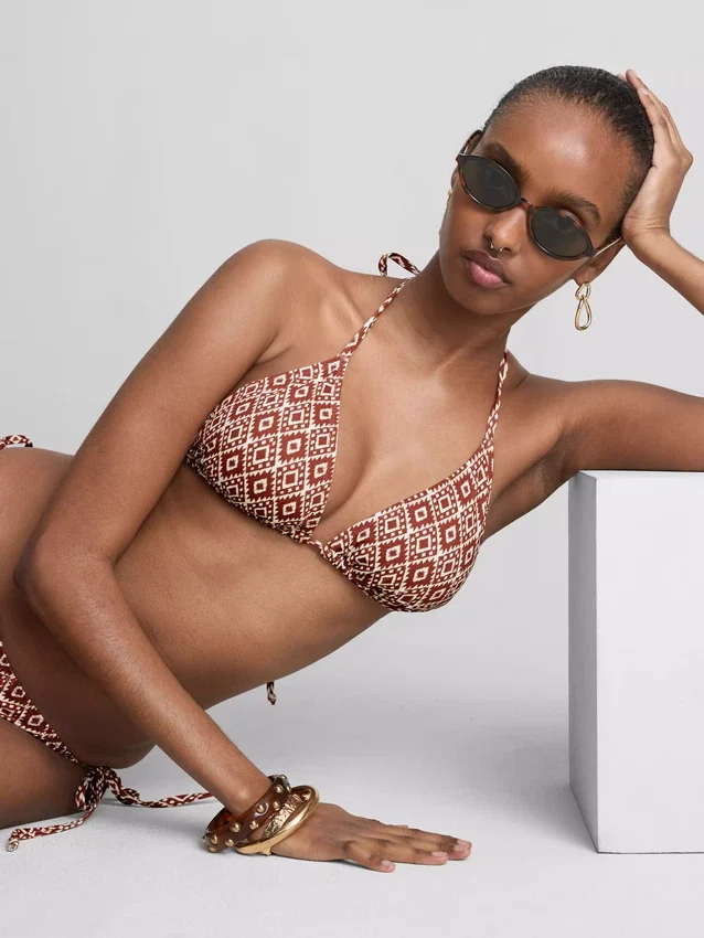 Yanları bağlamalı üçgen bikini takımı Yanları bağlamalı üçgen bikini takımı