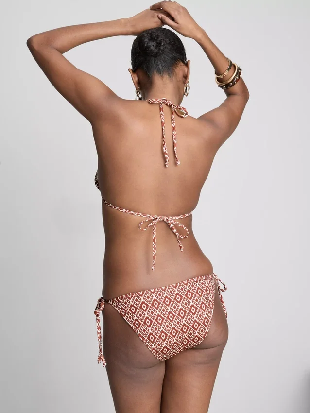 Yanları bağlamalı üçgen bikini takımı Yanları bağlamalı üçgen bikini takımı