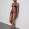 Yapay elmaslı üçgen bikini üstü Yapay elmaslı üçgen bikini üstü