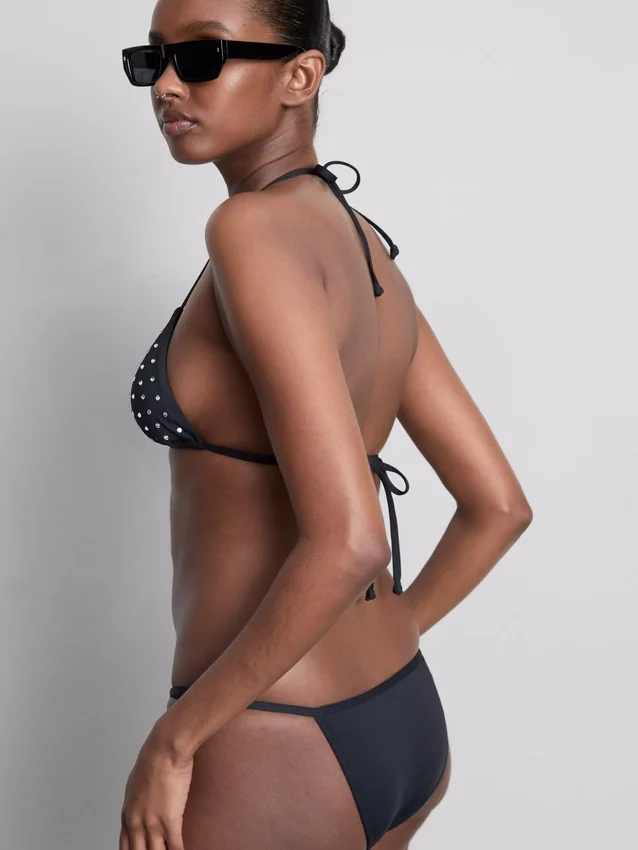 Yapay elmaslı üçgen bikini üstü Yapay elmaslı üçgen bikini üstü