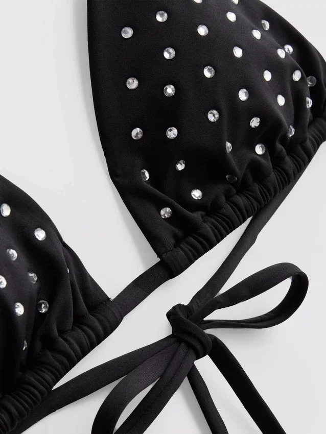 Yapay elmaslı üçgen bikini üstü Yapay elmaslı üçgen bikini üstü
