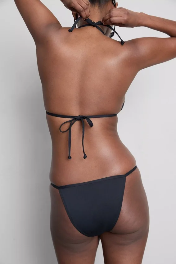 Yapay elmaslarla süslenmiş bikini alt Yapay elmaslarla süslenmiş bikini alt