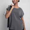 Yuvarlak yakalı, kıvrımlı kollu tişört